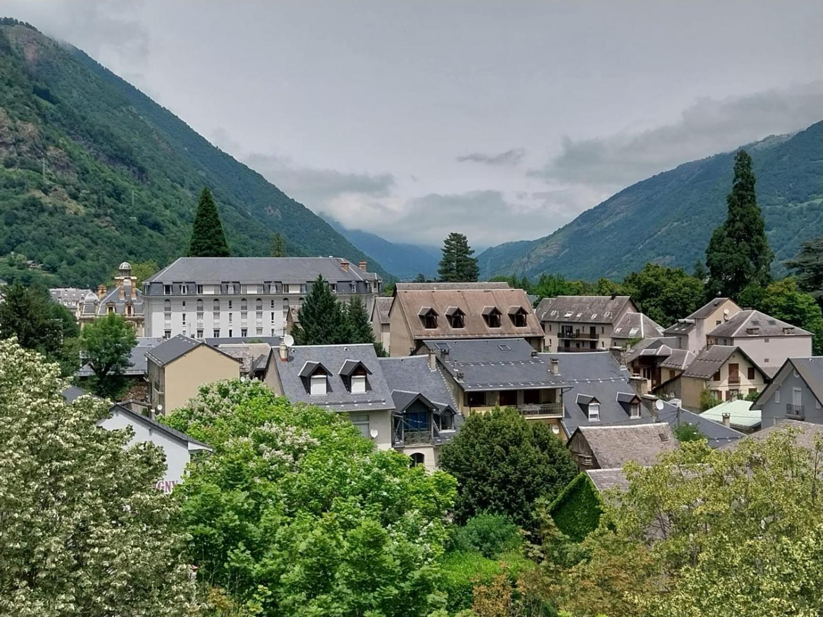 Royal Luchon Aparthotel Bagnères-de-Luchon Buitenkant foto